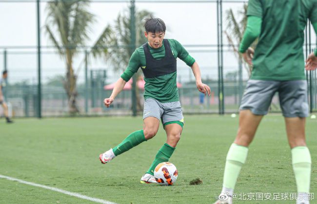 她简直挑不出任何缺点，长相、气质、眼神、语气甚至礼数，都非常完美，我长这么大，还是第一次看到这么完美的女人……叶辰没说话，但心里对萧初然的观点也有些赞同。